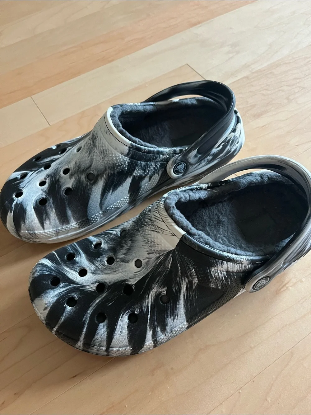 Crocs Men 7 ( Women 9)  Classic Lined winter Clog - Black and White Tie-Dye